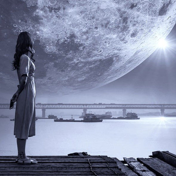 月を眺める女性